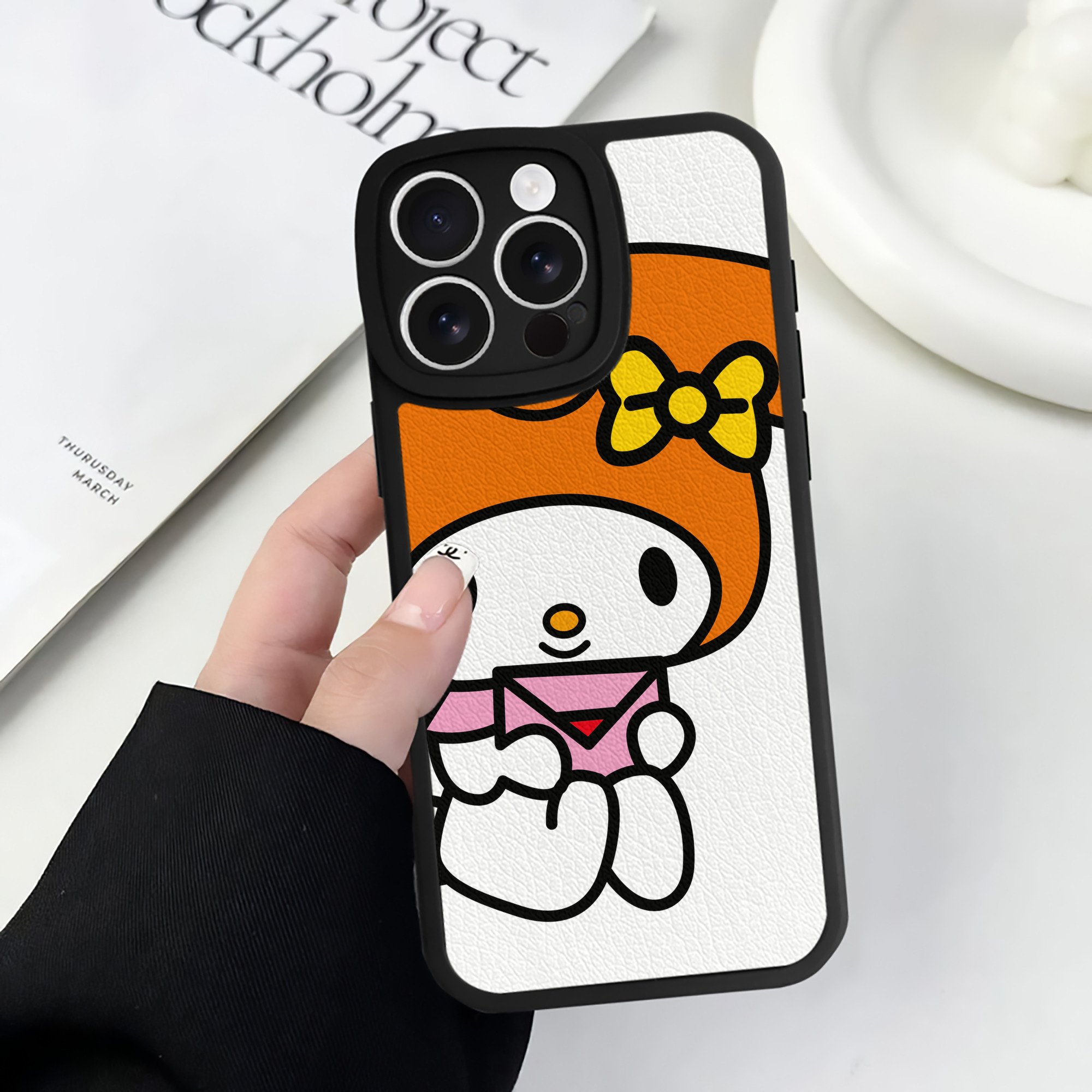 （画像用） Hello Kitty ハローキティ 【iPhone 16シリーズ対応】シリコンスマホケース（レザー調） 材質：シリコン